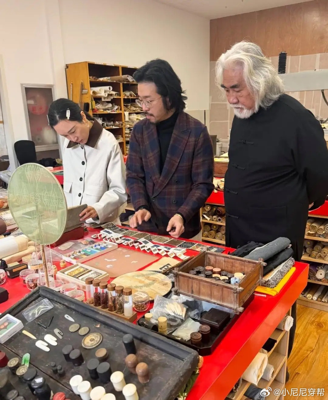 74岁张纪中和老婆杜星霖去工作室学习书法，杜星霖当天的打扮朴素又土气，含胸驼背，