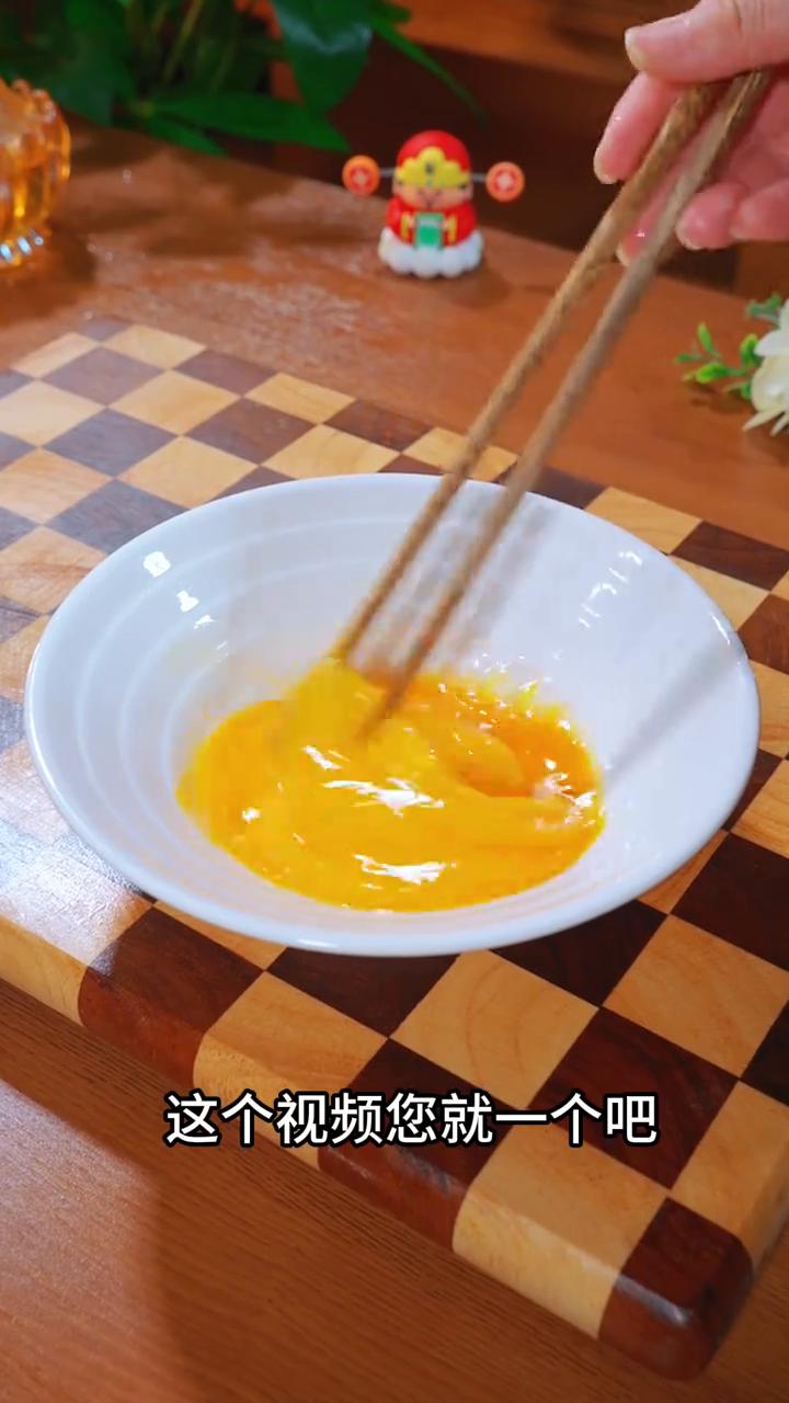 蛋黄焗山药。家人们注意看，以后山药买回家别再只会炖汤了。今天去西餐厅吃饭的时候