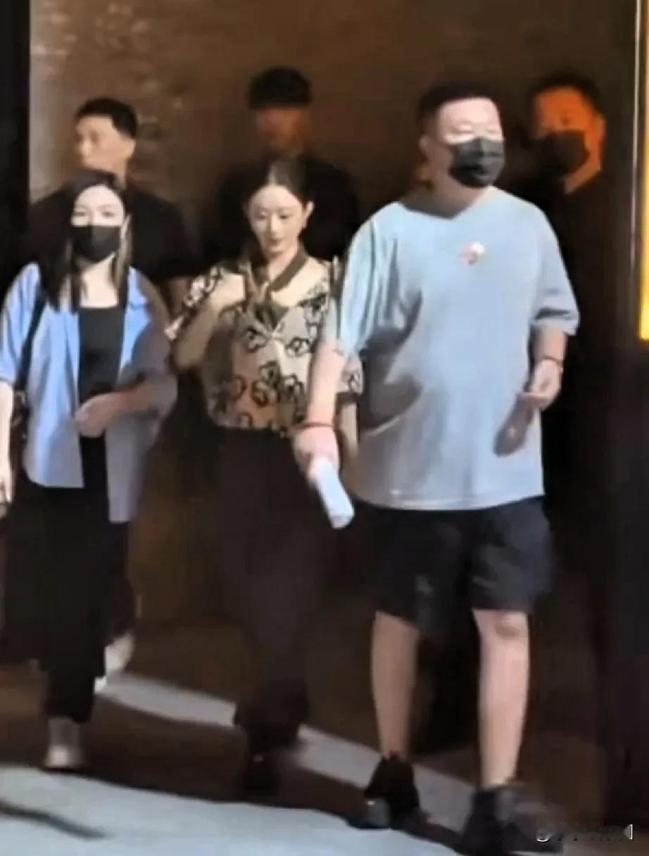赵丽颖私服下班好潮啊！穿了挂脖裙又舒适又时尚哎。来个人告诉我，这套私服姐感很足对