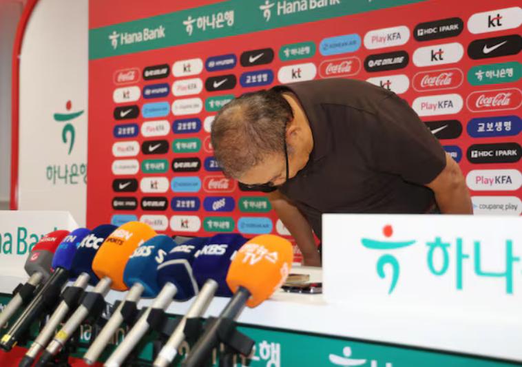 韩国队输球，越南队前任主教练鞠躬道歉，引发韩国网友热议！世界杯进入淘汰赛，韩国