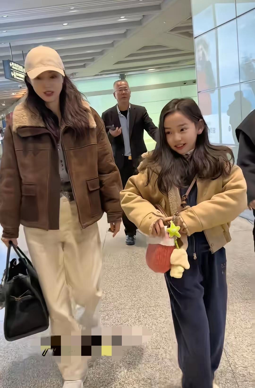 看有网友说以前挺喜欢这孩子的，如今很反感了，实话实说我也有同感。看她才9岁打扮像