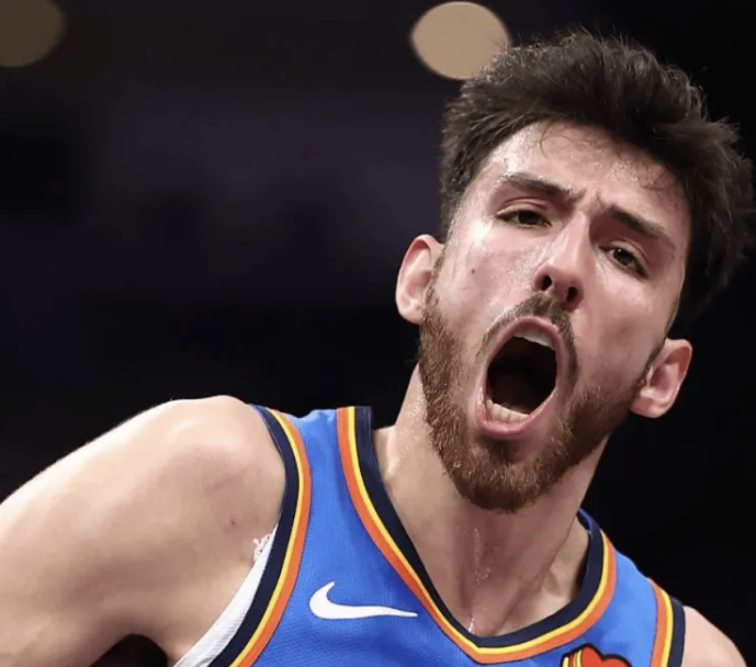 美媒转发，据某媒统计，目前最佳防守球员的概率：切特-霍姆格伦：40%，维克托