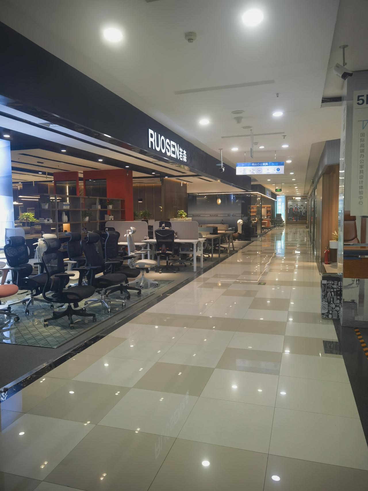 今天上午十点多，整个家具商场几乎没有顾客，卫生打扫很干净，与前几年相比差距太大了