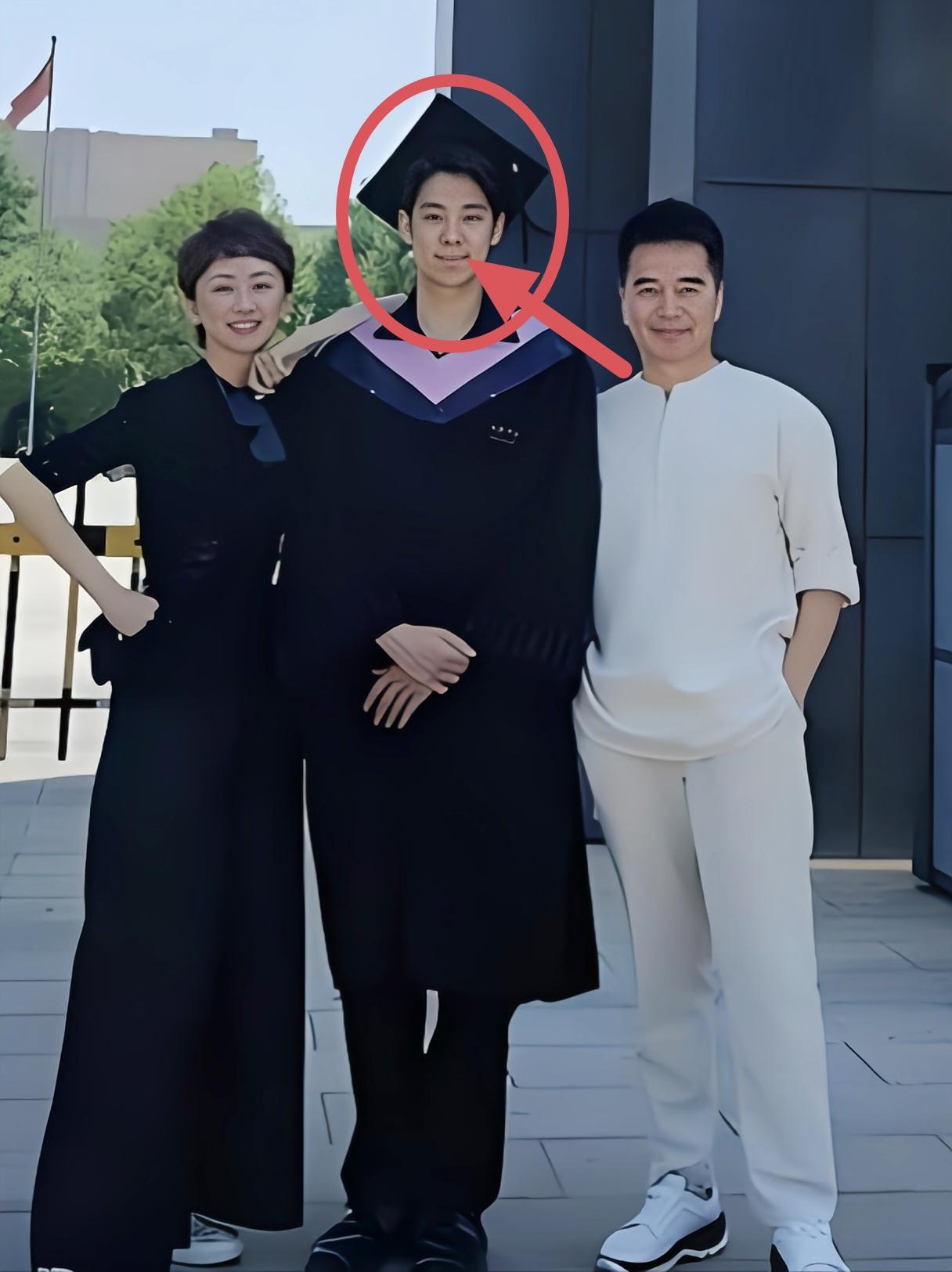 原来何晴的去世早有征兆！何晴儿子许何的毕业照上，合影的竟然是许亚军和四婚妻子