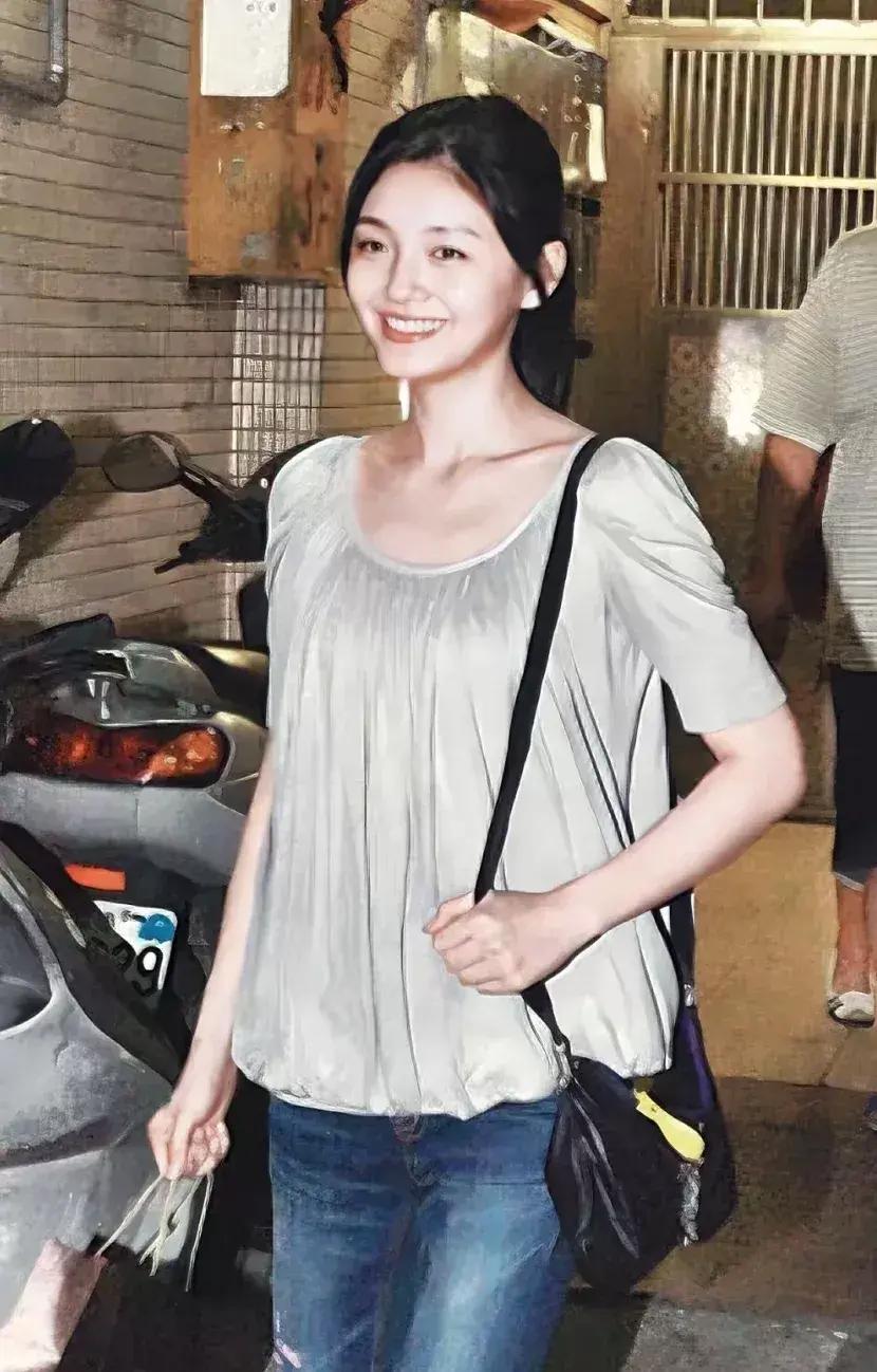 其实和具关系不大，我觉得导致她不幸的最主要原因是她的原生家庭。她父母在她小的时候