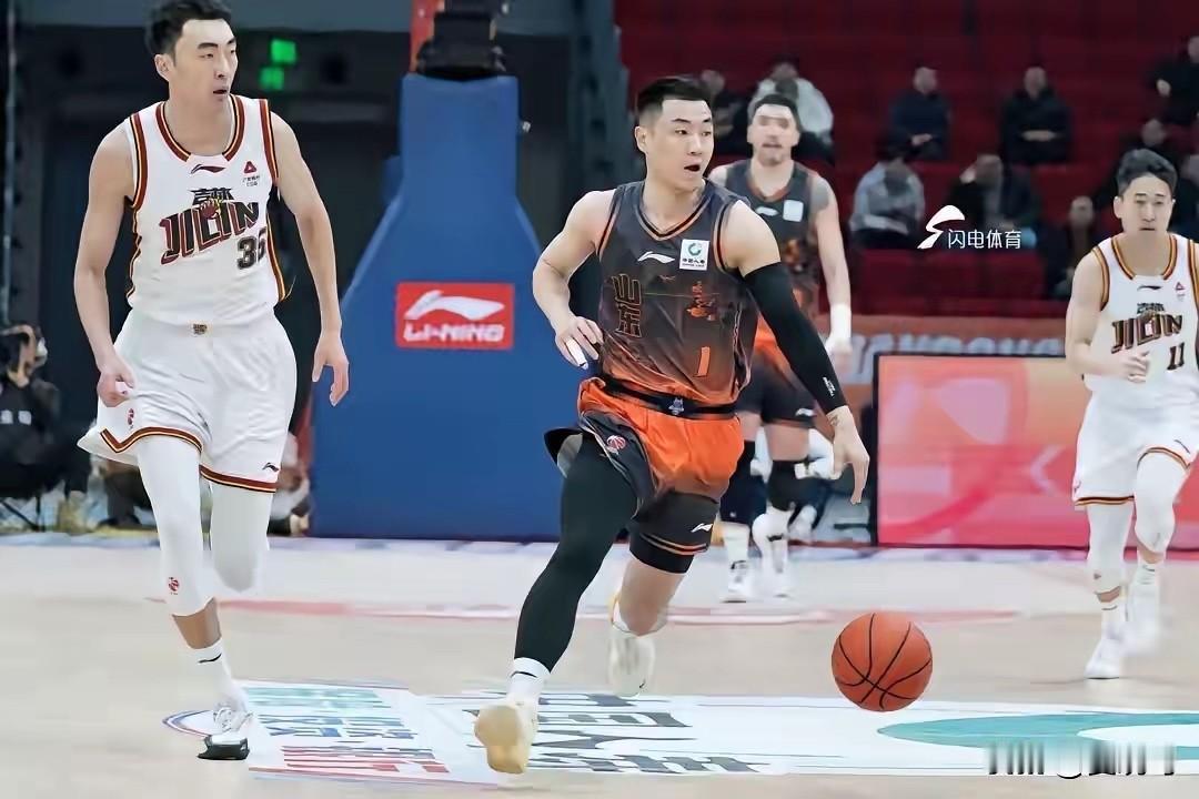 山东男篮在赛事中止步八强。这个夏天，球队有多名本土球员的合同即将到期，队伍人员调