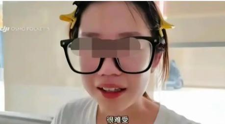 当初喊着要维权的“摸臀女”现在慌的哭了？明明只是餐厅里一秒钟的无心磕碰，非要