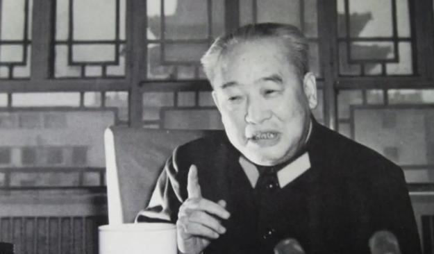 1983年，时任总政主任余秋里中将回乡探亲，弟弟却不愿相见。村长亲自去请也不行，