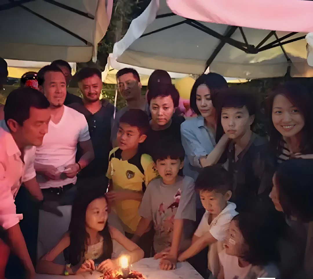 李嫣生日宴上王菲李亚鹏同框，窦靖童和窦唯家人都在，内娱这张体面牌太会藏刀了