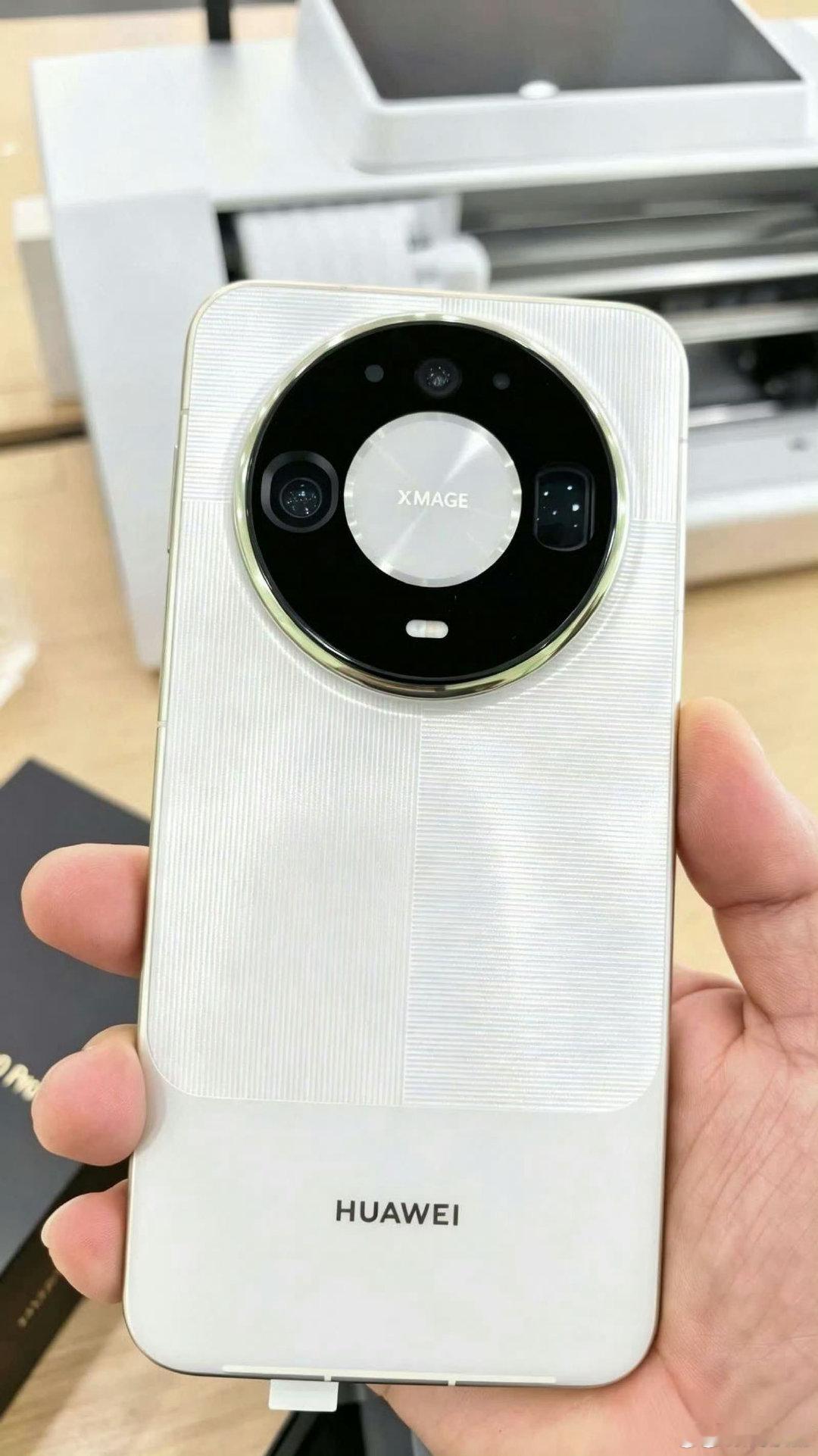 #华为Mate90真机图流出#华为Mate90系列真机曝光，拼色辨识度又拉满了，看图七非凡大师版还有