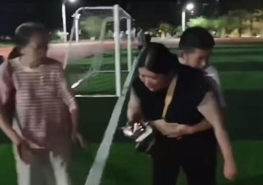 交大学生与校外人扭打，贵妇演技爆发吼叫踢肋撒泼躺地装病交大这个事发酵得很快。