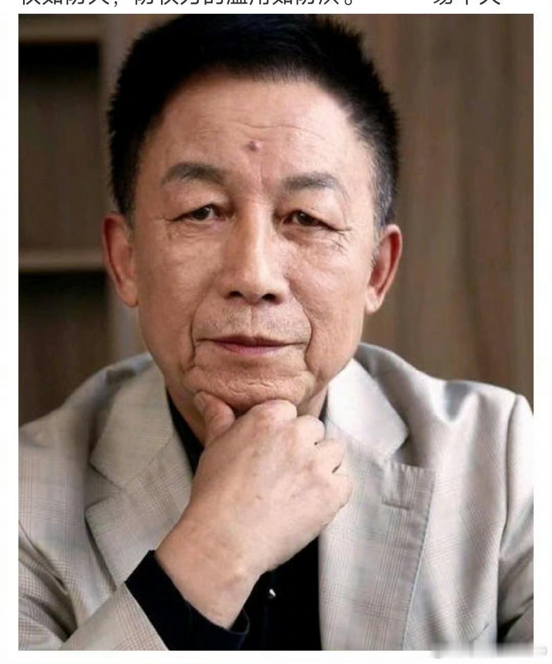 易中天是不是有学问的人?易中天是大学教授，他当然是有学问的人。易中天的本行是中