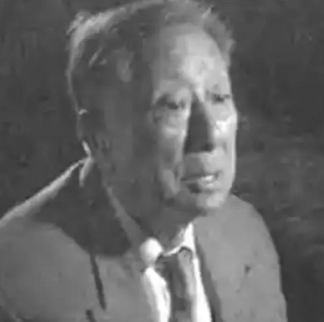 1942年，一名伪军师长派人送给粟裕一把伞，粟裕疑惑地打开伞一看，里面竟藏了一张