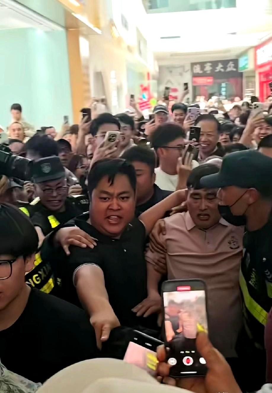 一个农民歌手，怎么就成了人间顶流？五一假期，大衣哥朱之文空降青岛城阳，商场直