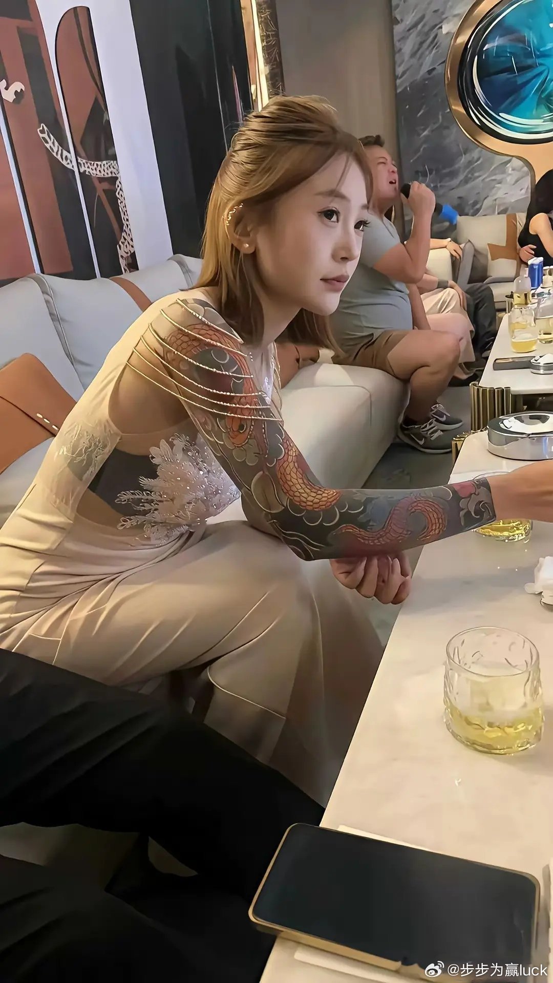 这一看就是大哥的女人，大嫂风范十足，气场全开