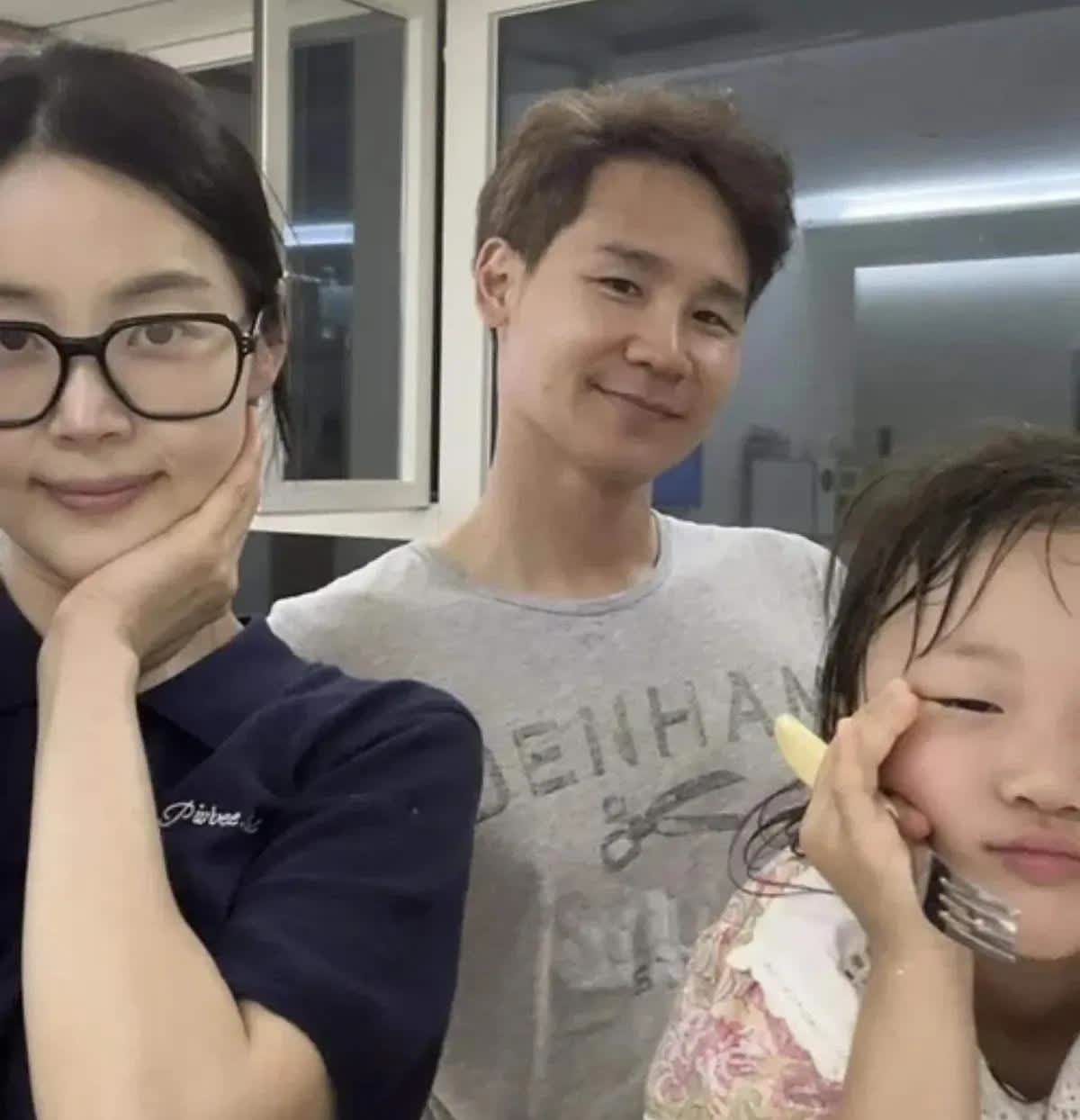 最近，韩国著名女演员韩智慧，晒出了自己和老公、女儿的合照，从这组照片我们可以看得