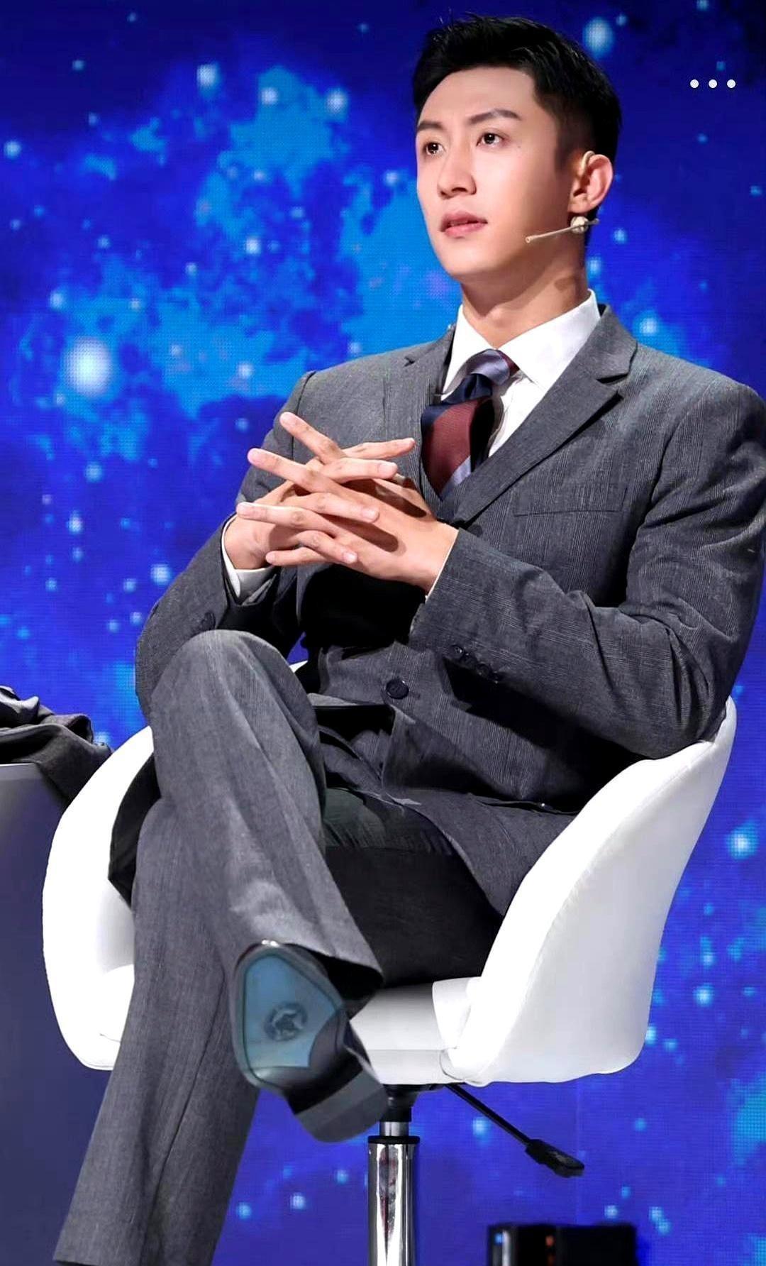 别再盯着黄景瑜的西装了你根本买不起同款身材都说他穿西装好看真相是那身西装