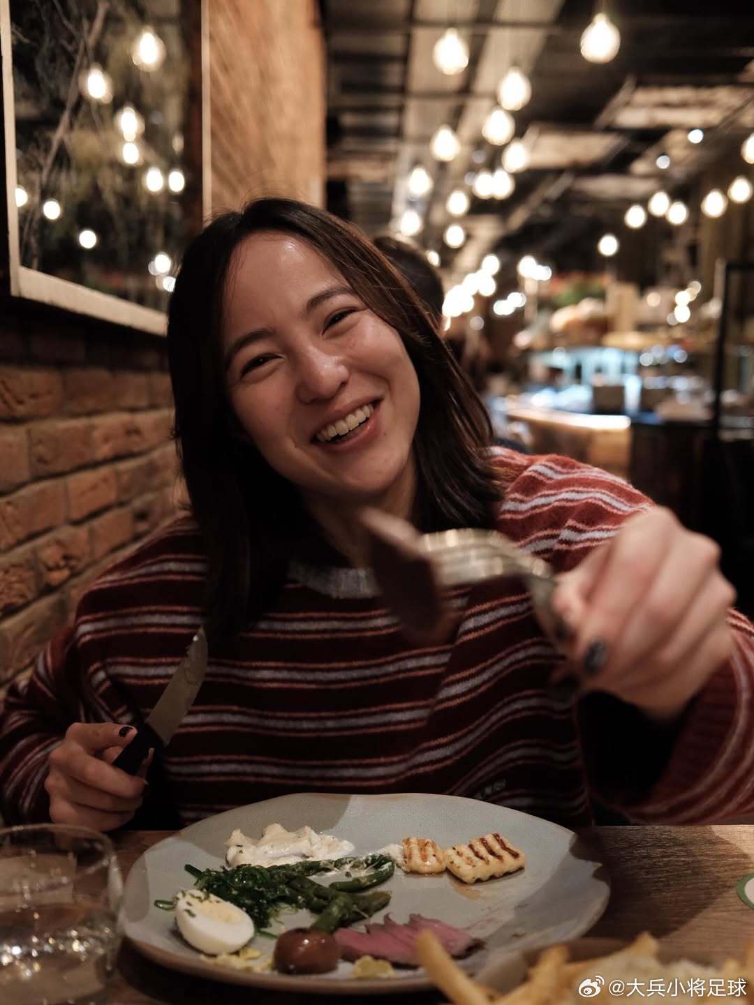 石川说，这个人长得漂亮是漂亮，就是有时候有点憨憨的样子。nadeshikoja