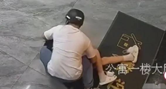 简直色胆包天，独行女孩们要注意了，这种“采花贼”很危险，非必要夜晚不要独自出门。