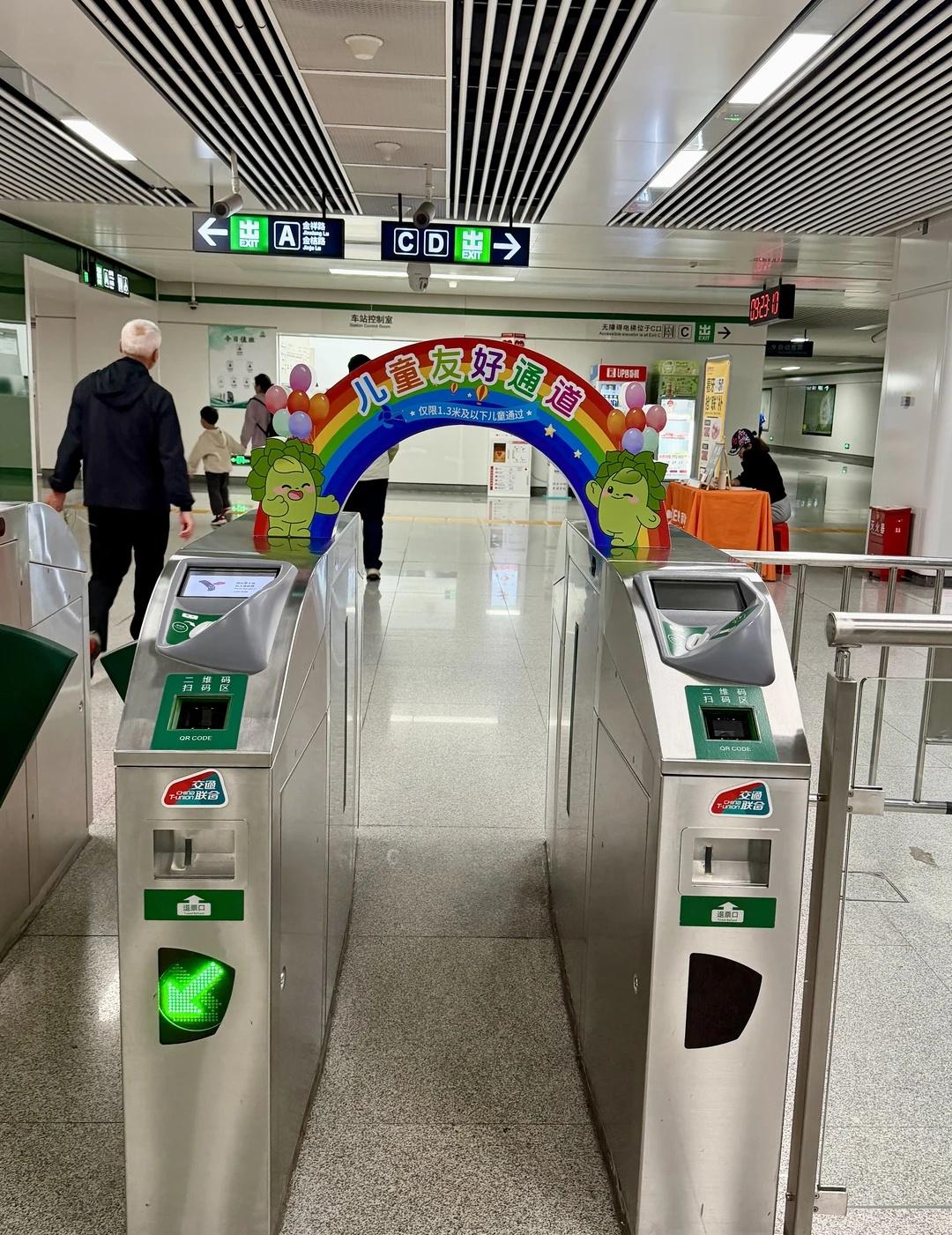 福州的温柔，藏在地铁的细节！福州地铁的儿童友好通道，也太戳心了！1.3米以下