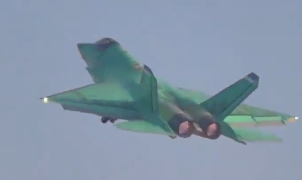 歼35绿皮机震撼公开可能有人会疑问，早年间我军军机在验证飞行阶段，常见的涂装是