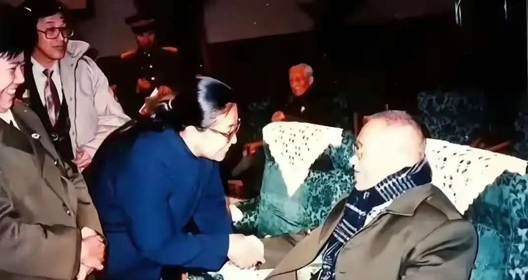 毛岸青的一生颇具传奇，青少年时期吃了不少苦。1930年母亲进了监狱，他与外婆生活