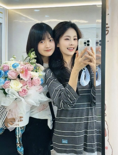 一觉醒来，全网最幸福的女孩出现了，她就是演员白鹿的闺蜜何菡丹。2015年