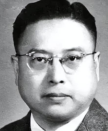 1949年5月18日凌晨，上海解放，只剩最后几天。几个特务在监狱的空地上，把一