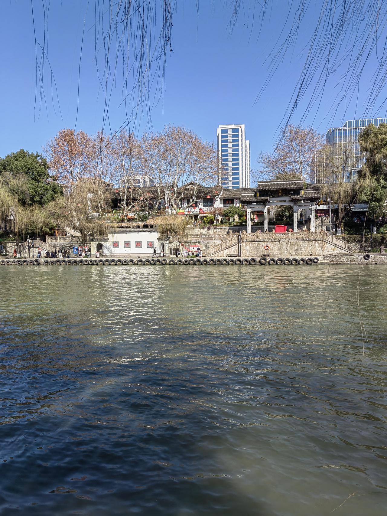 杭州京杭大运河，那可是历史与现代交融的宝藏之地。沿着河畔漫步，能看到古色古香的拱