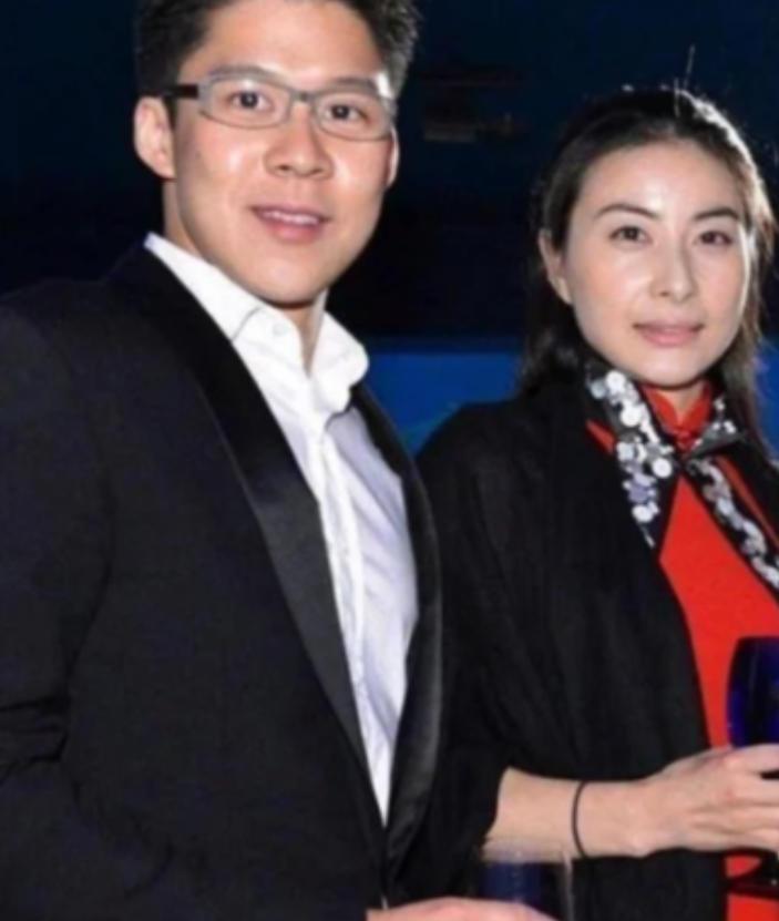 2000年，霍启刚第一次带女友回家，朱玲玲只看了一眼，便说：“你们不合适，分了吧