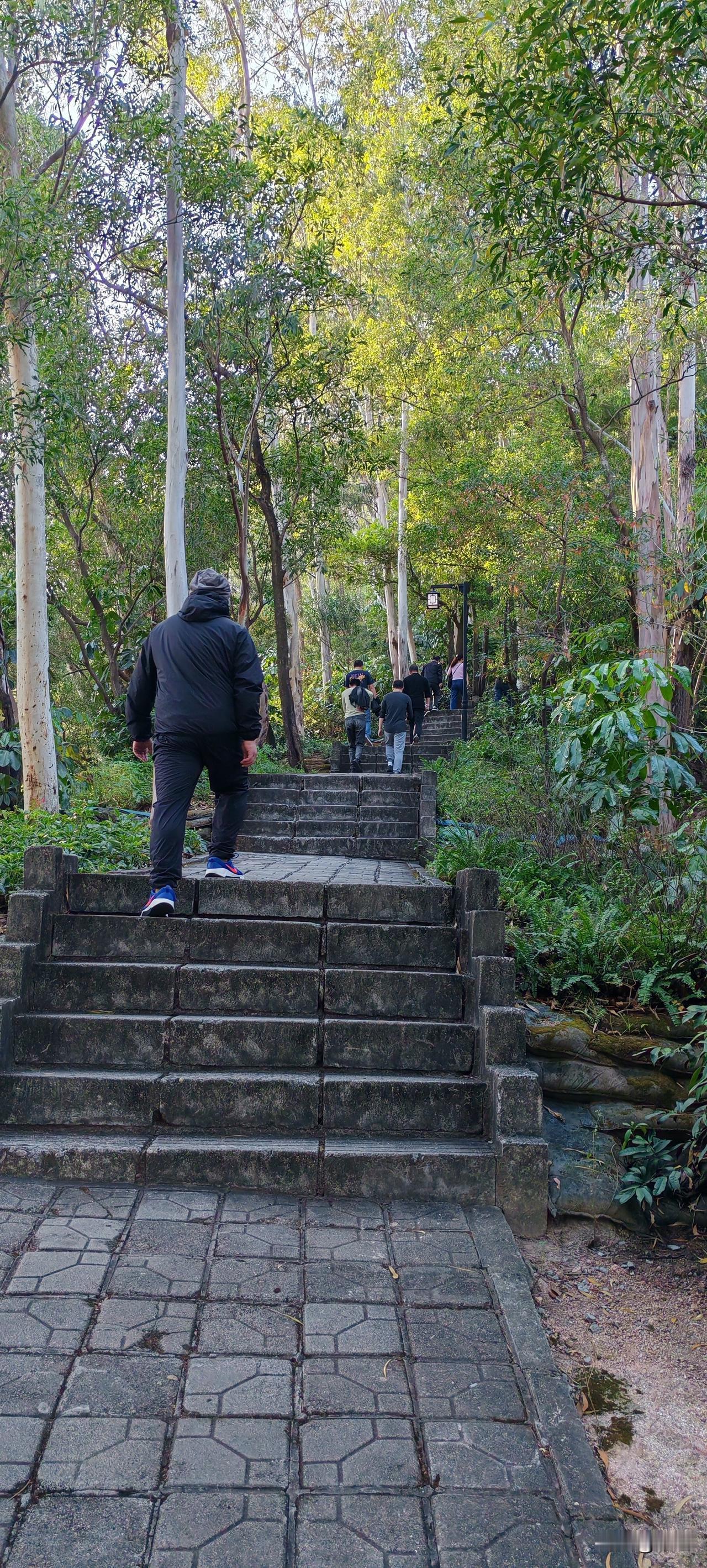 男子和二婚妻子结婚五六年了，现在他感觉过的挺憋屈，他自己有三个孩子，妻子有两个孩