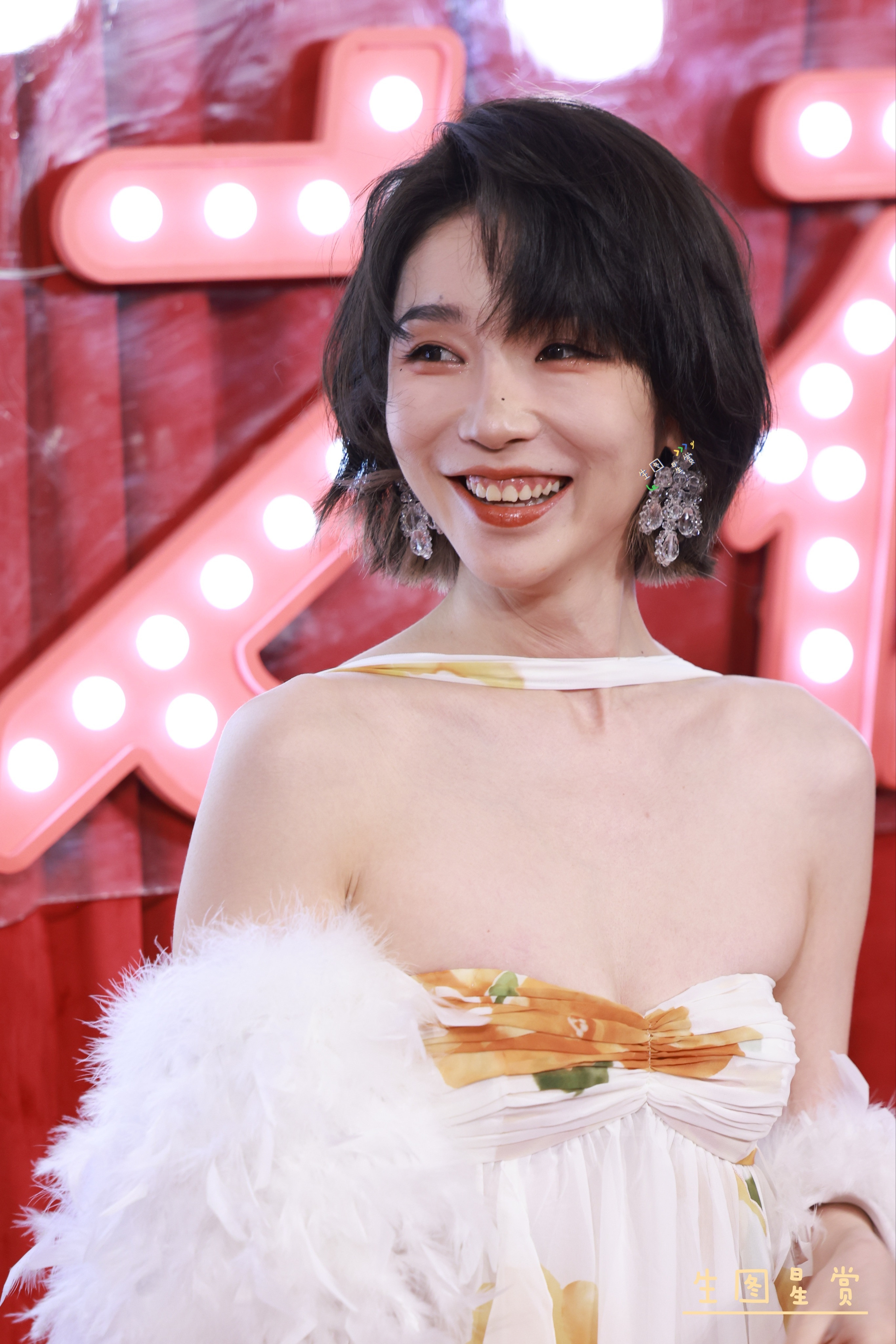 刘恋红毯印花抹胸裙美的明媚笑容灿烂的很氧气🫧🤍1111惊喜之夜刘恋