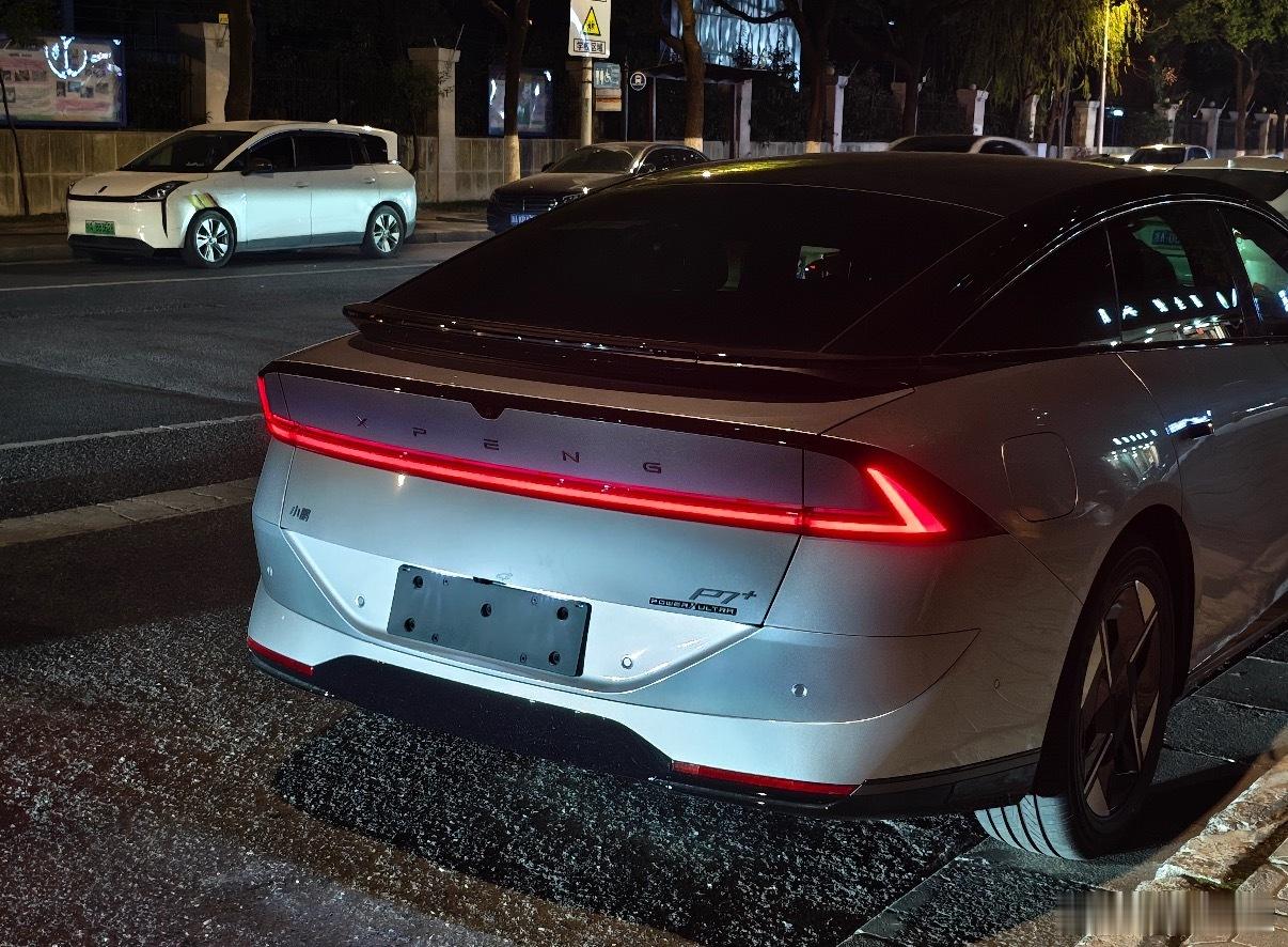 群里的车友提车了，选的P7+超级增程，赶在春节前开新车出行。他说P7+吸引他的是