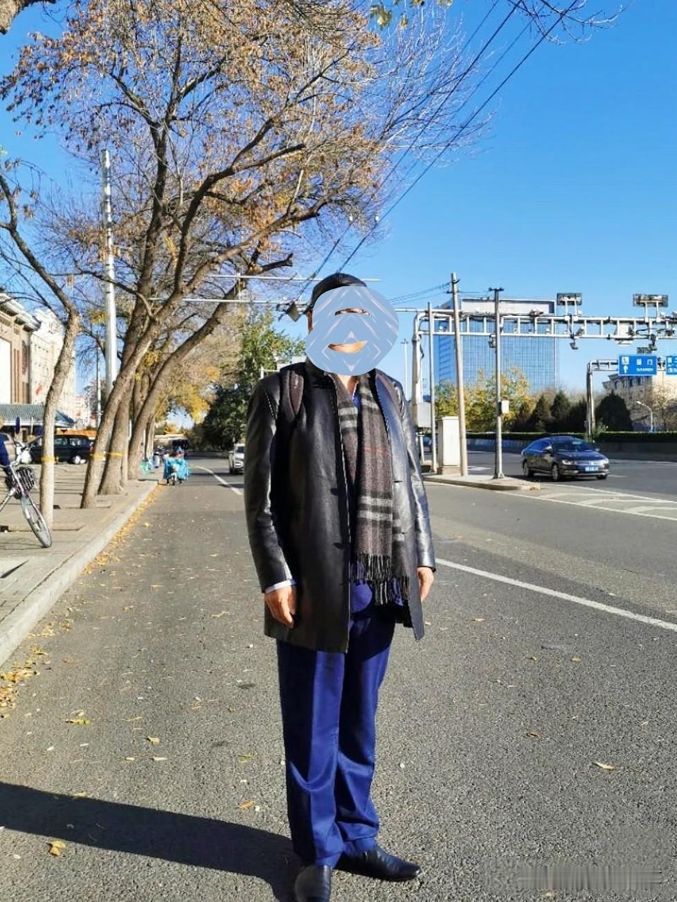 一个月四千退休金的人，站那却比谁都像有钱人。发小他爸，搁菜市场碰到的。我本来