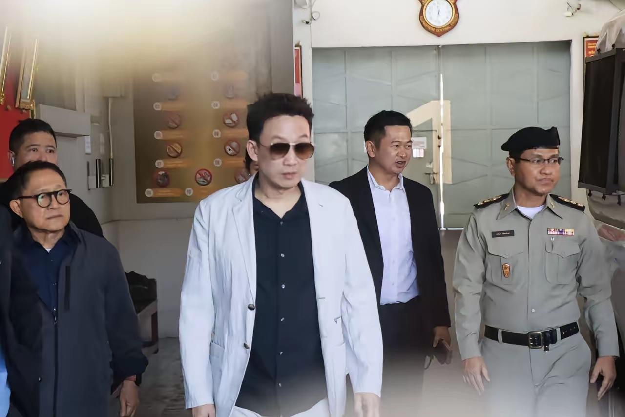 当地时间2026年3月2日，他信儿子潘通泰及夫人娜提雅一同去曼谷监狱看望他信，一