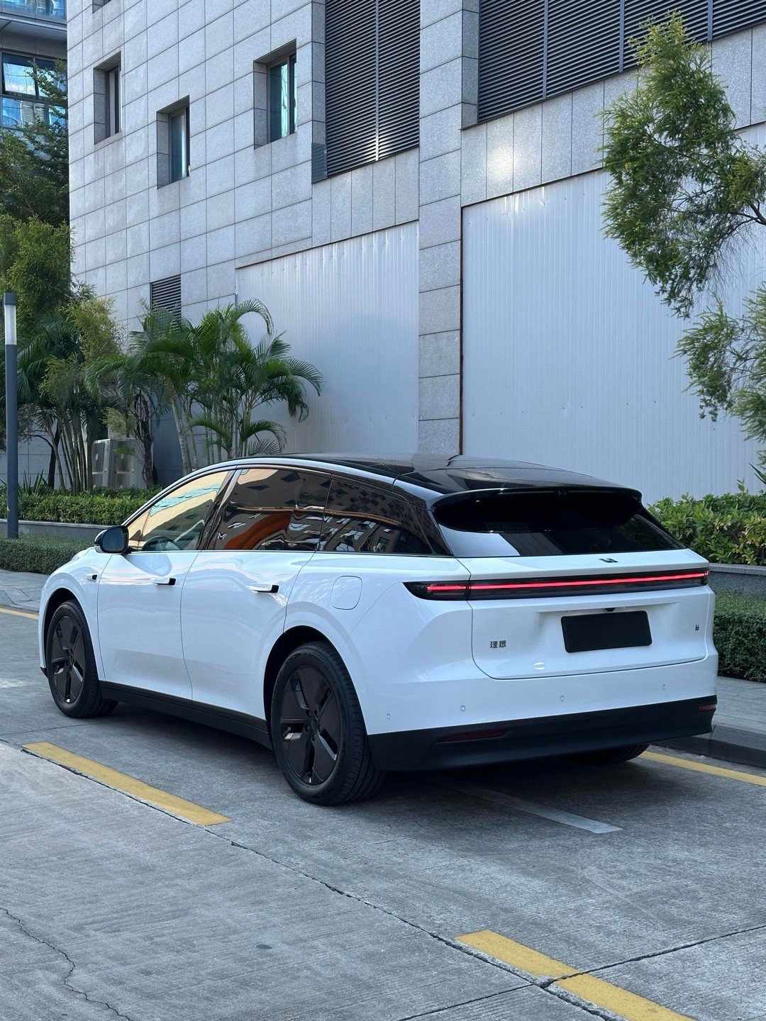 理想i6🚘1️⃣外观设计：在保持理想车型经典比例的同时，车身尺寸会更为紧凑，这