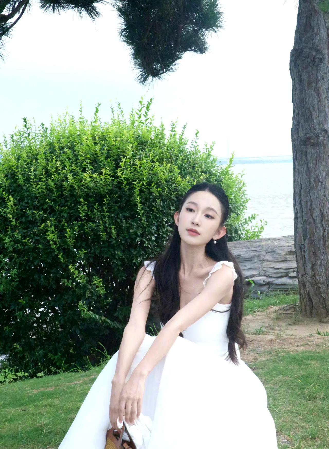 夏日海边，白裙飘飘，静享海风拂面