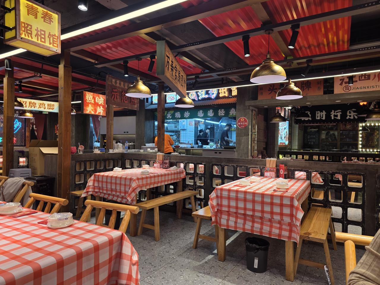 这家南昌的餐厅，不是很豪华，但菜品味道很好吃，黄瓜皮蛋明显比深圳的餐厅好吃，食材