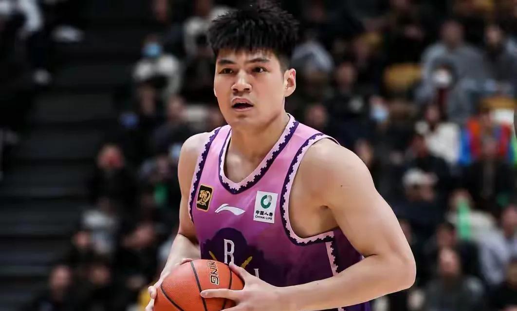陈国豪和徐杰是高中时的队友，当时徐杰被广东宏远挖走，而陈国豪加盟了CUBA，经过