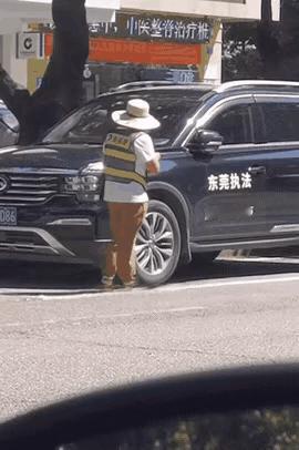 看傻了！贴单大哥那手速简直能去参加比赛了！刚把单子拍车窗上，扫见“执法车
