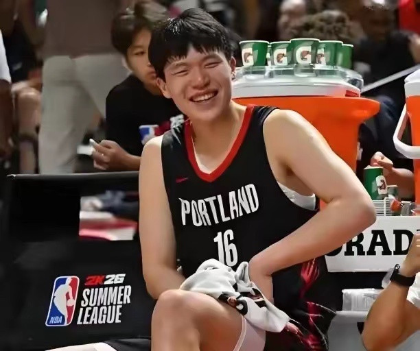 杨瀚森连续5场未上场。他没伤没病，却常与伤员一同坐冷板凳。之前下放召回还能打几分