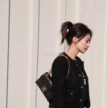 高圆圆气质绝佳！黑色粗花呢外套精致有格调，配简约牛仔裤，时髦洋气，高级感浑然天成