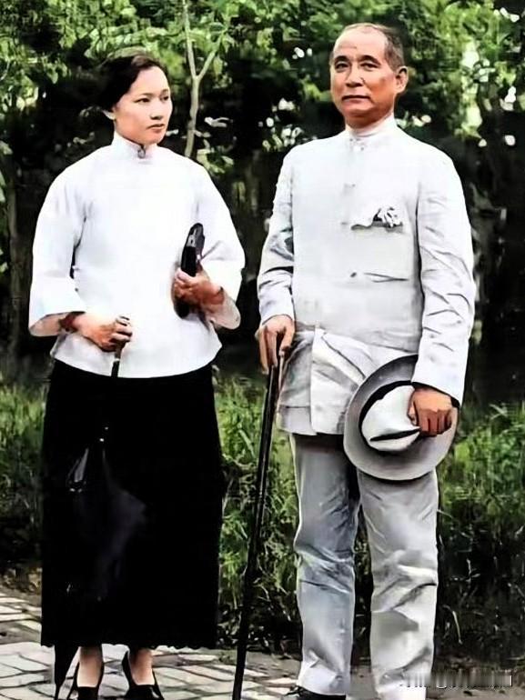 1921年，28岁的宋庆龄和55岁的孙中山同框合影，孙中山目视前方，眉宇间充满了