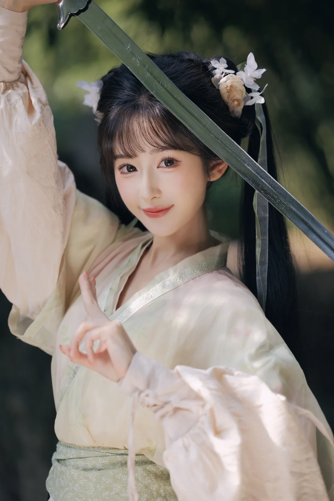 “师姐，你教的剑法果然厉害”