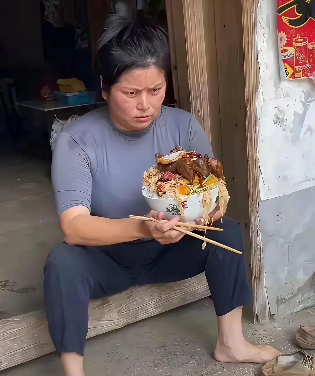 这身板，一看就是旺家旺夫的！吃饭这么实在，身体也壮实，家里日子才能过得红火。人还
