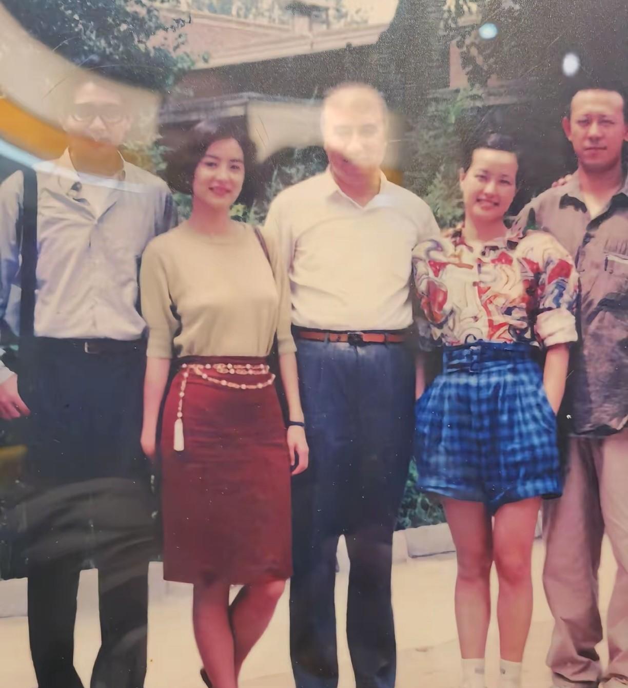 这是一张林青霞和刘晓庆同框的老照片。这个时候的她们俩都非常的年轻。从照片上可以看