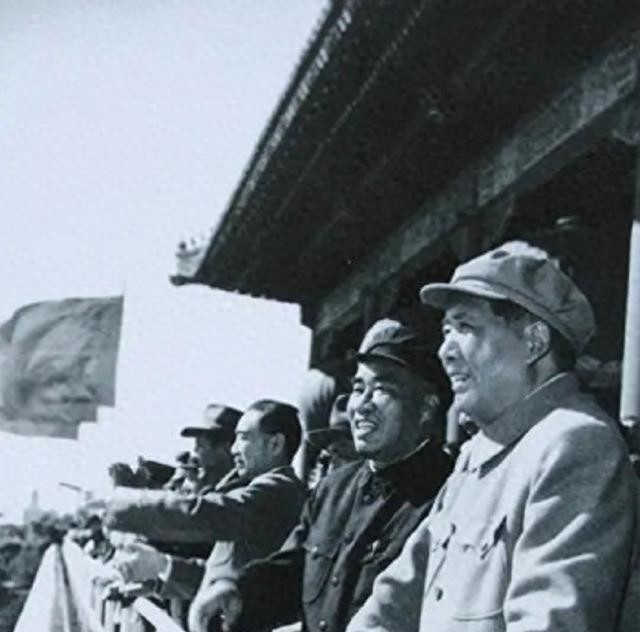 1958年，沈醉去天安门参加阅兵仪式，看见毛主席身边站着的女人，吓得他当场差点魂