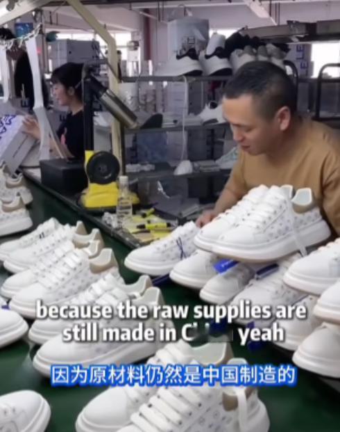 4月11日，一位美国记者挤进义乌国际商贸城，举着手机问摊主：