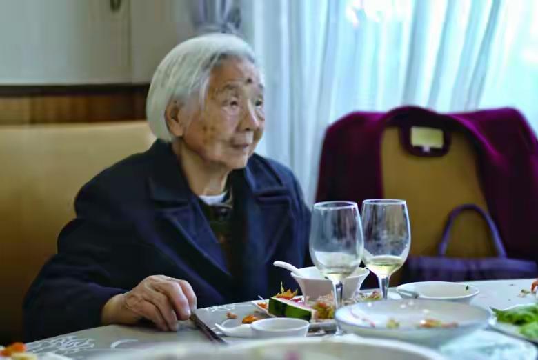 温州101岁姜奶奶活成了年轻人都羡慕的样子，反向作息熬夜追剧到凌晨2点，早上10