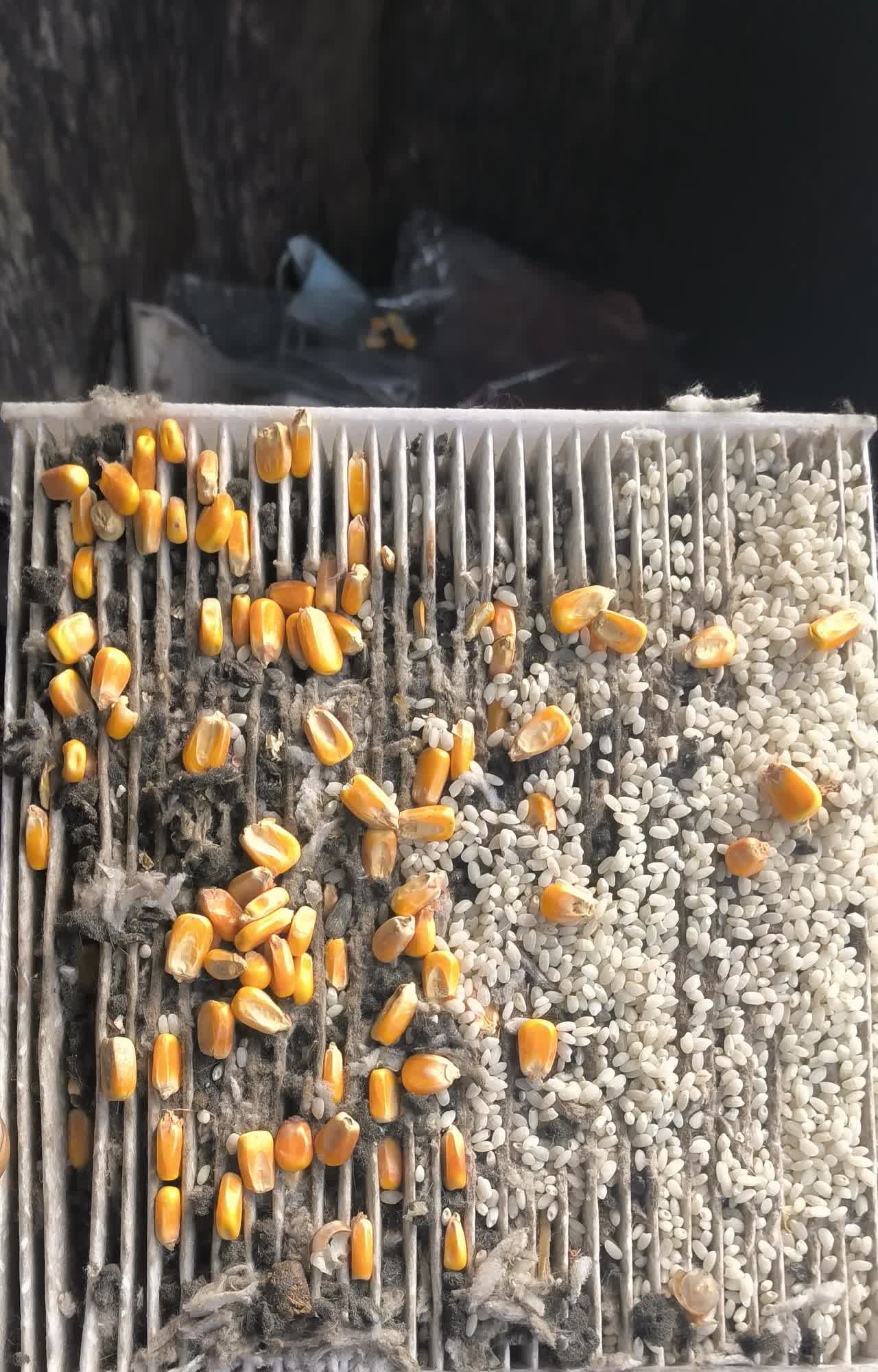 汽车的空调滤芯多久更换一次？昨天来了一辆丰田车，客户反应说打开空调后，风量很小，